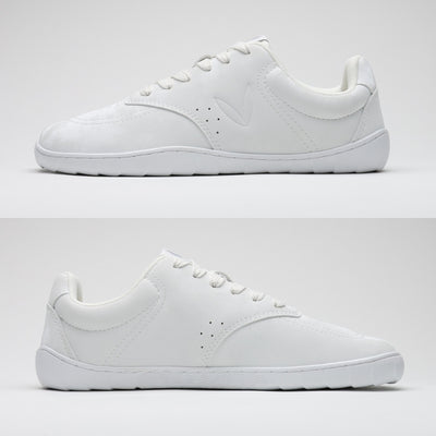 Vaistoa Katu 2 valkoinen paljasjalkasneaker – sivuprofiilista kuvattuna molemmilta puolilta, esitellen täysin tasaisen pohjan ilman kantakorkoa luonnollisen askelluksen tukemiseksi.