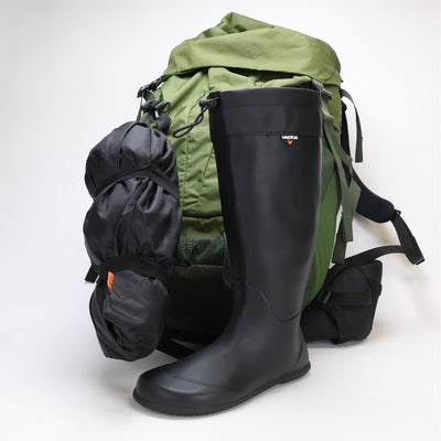 Vaistoa Katve 2 paljasjalkakumisaappaat musta kantopussi roikkuu rinkasta