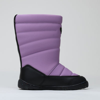 Vaistoa Kinos – lasten korkeavartiset paljasjalkakengät talveen, väri lila. Kuvassa kengän tasainen zero drop -pohja mediaalipuolelta katsottuna, korostaen luonnollista jalkaterän linjaa ja asentoa.