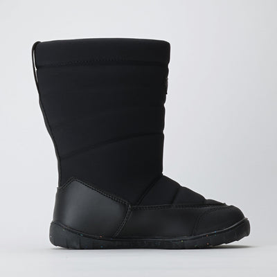 Vaistoa Kinos – lasten korkeavartiset paljasjalkakengät talveen, väri musta. Kuvassa kengän tasainen zero drop -pohja mediaalipuolelta katsottuna, korostaen luonnollista jalkaterän linjaa ja asentoa.