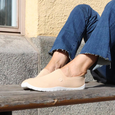 vaistoa lempea 2 slip on paljasjalkakengat persikka kayttokuva kevat siniset farkut istuen penkilla