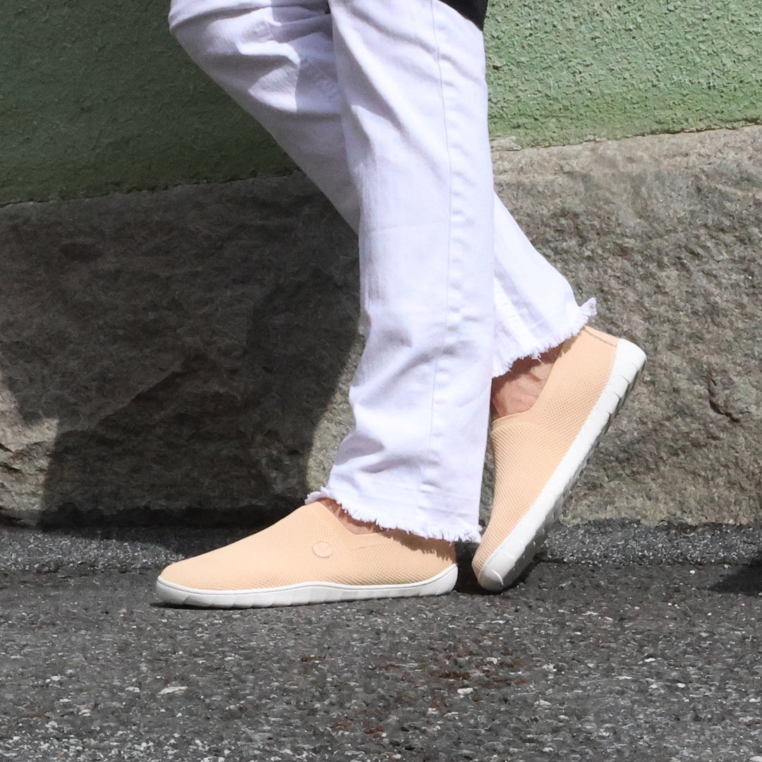 vaistoa lempea 2 slip on paljasjalkakengat persikka kayttokuva kevat valkoiset farkut kavely asfaltilla