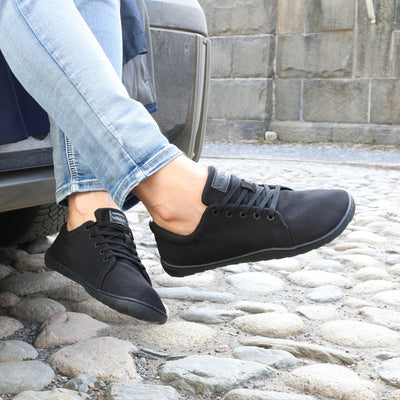 vaistoa rento 2 paljasjalkakengat matalavartiset kangastennarit musta kayttokuva kevat kaupunki mukulakivet