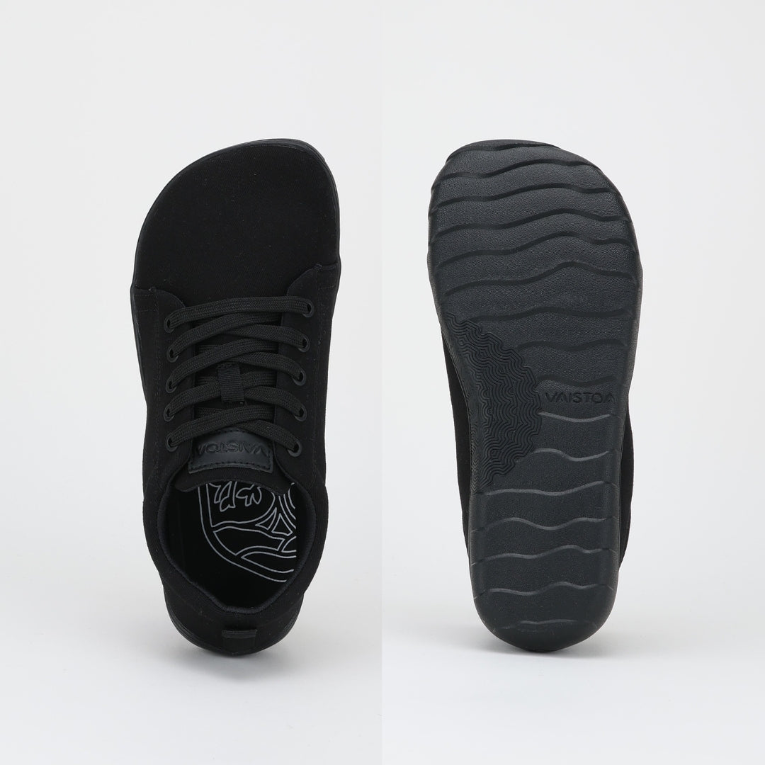 vaistoa rento 2 paljasjalkakengat matalavartiset kangastennarit musta levea jalan muotoinen varvastila