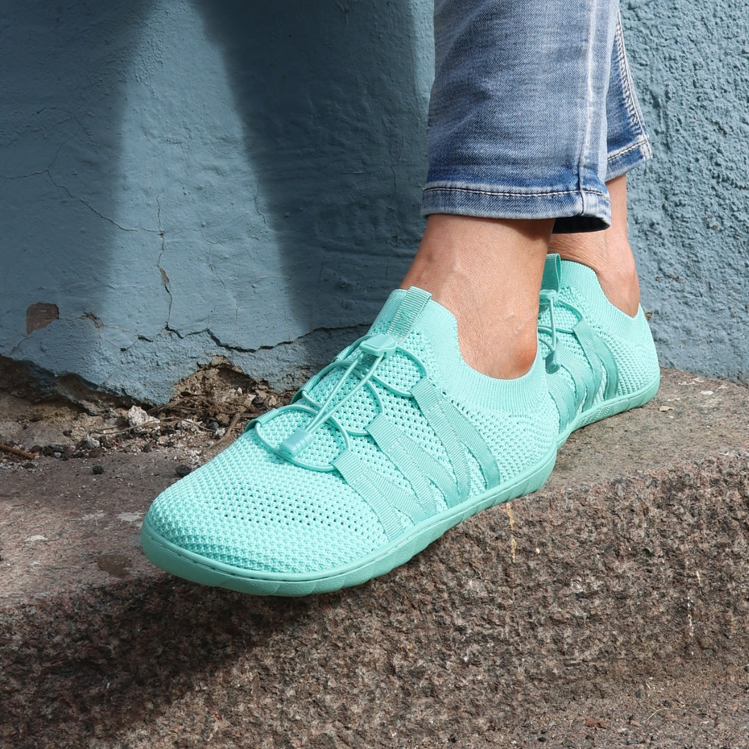 vaistoa riemu aikuisten slip on paljasjalkakengat minttu kevat kayttokuva sininen seina