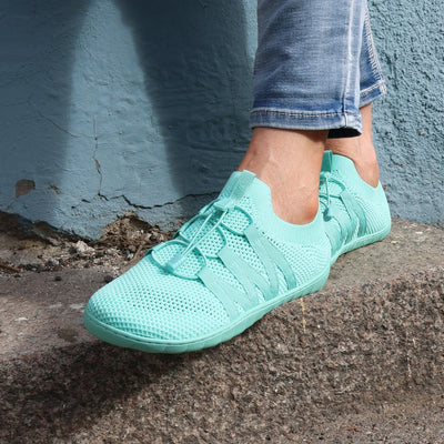 vaistoa riemu aikuisten slip on paljasjalkakengat minttu kevat kayttokuva sininen seina