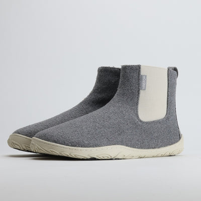 Kaksi helmenharmaata Vaistoa Sulo -huopanilkkuria on kuvattu etuviistosta. Kuvassa korostuu kengän minimalistinen muotoilu, vaalea joustoresori ja kevyt Vaistoa Pitoa™ -talvipohja.