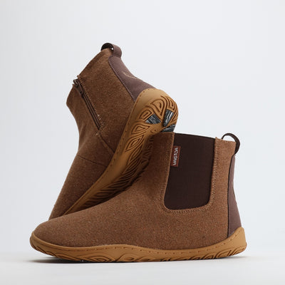 Vaistoa Sulo -huopanilkkurit värissä paahdettu manteli, toinen kenkä nojaa toiseen ja näkyvissä on joustava Vaistoa Pitoa™ -talvipohja. Kuvan päällä Design from Finland -merkintä.