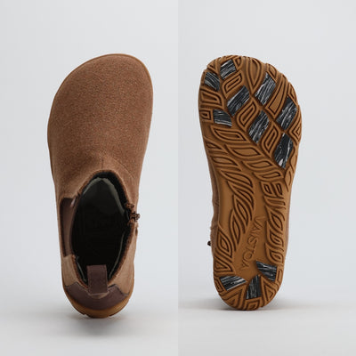 Kuva näyttää Vaistoa Sulo -huopanilkkurin ylhäältä ja alhaalta päin. Kuvassa korostuu kengän leveä, jalan anatomian mukainen varvastila sekä Vaistoa Pitoa™ -talvipohjan kitkapalat, jotka tarjoavat pitoa talvikeleillä.