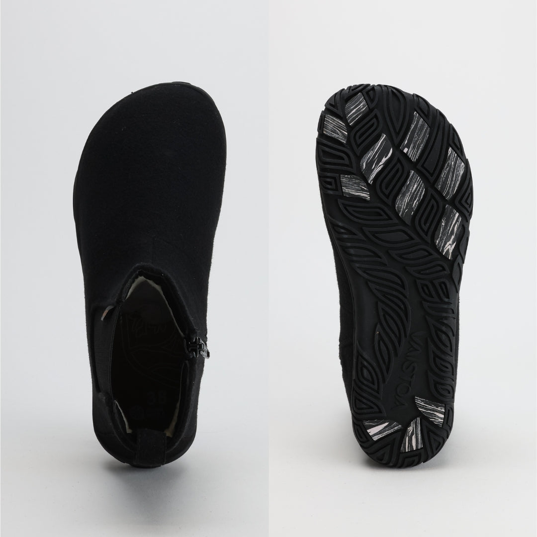 Kuva ylhäältä ja alhaalta päin samettisen mustasta Vaistoa Sulo -huopanilkkurista. Kuvassa korostuu kengän leveä, jalan anatomiaa tukeva varvastila sekä pitävä, luonnollista liikettä tukeva talvipohja.