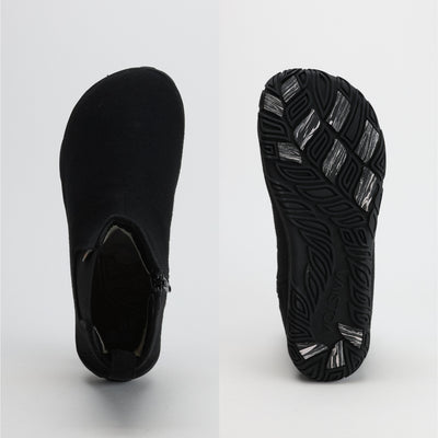 Kuva ylhäältä ja alhaalta päin samettisen mustasta Vaistoa Sulo -huopanilkkurista. Kuvassa korostuu kengän leveä, jalan anatomiaa tukeva varvastila sekä pitävä, luonnollista liikettä tukeva talvipohja.