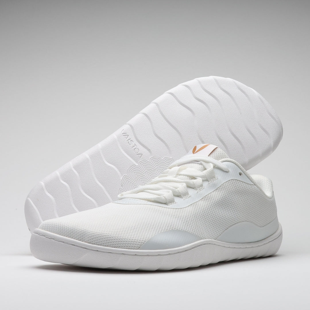 Vaistoa Tahto valkoiset paljasjalkasalikengät – Design from Finland -merkinnällä, hengittävä kangaspinta ja ohut, taipuisa pohja; kuvattuna etuviistosta pohjakuvio näkyvissä.