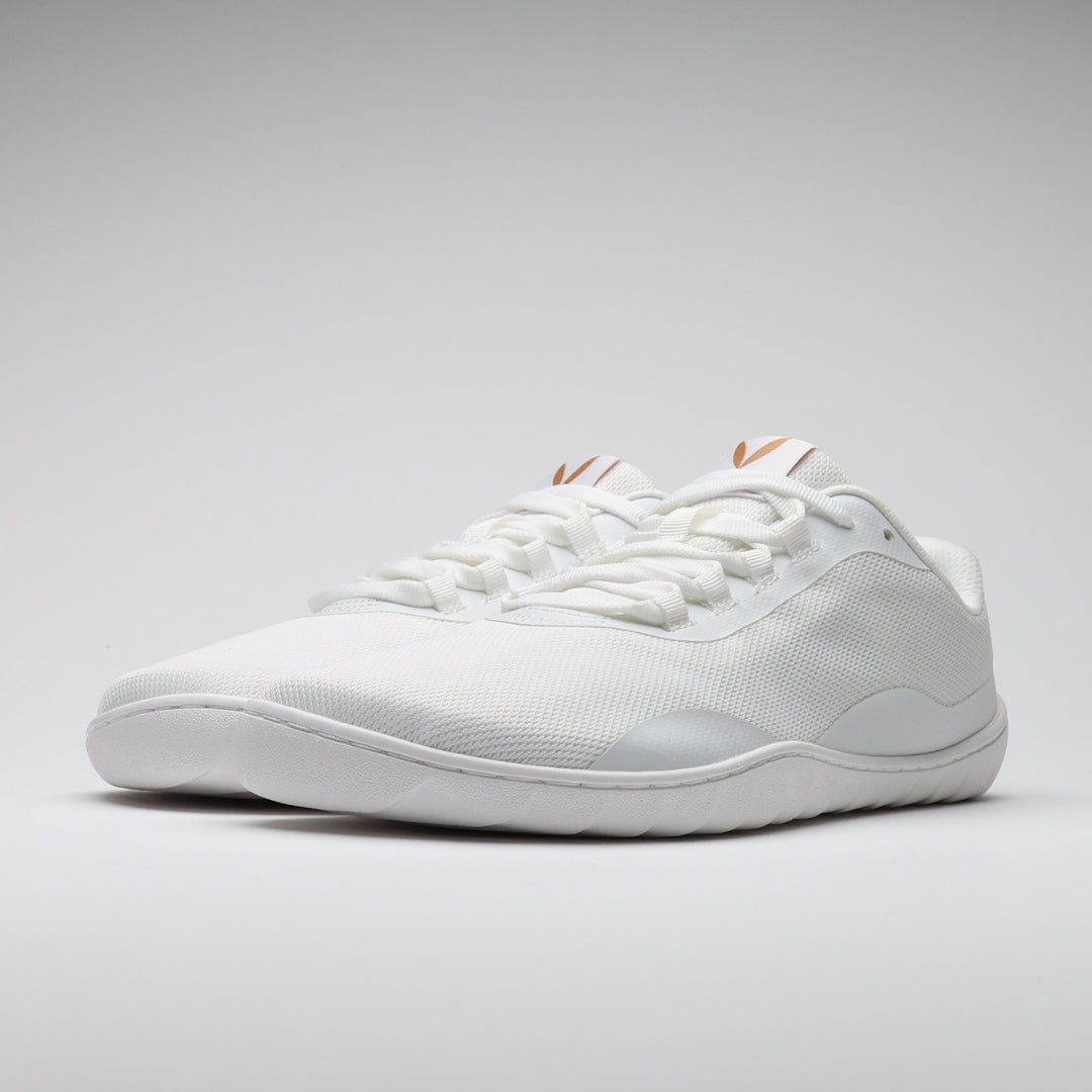 Vaistoa Tahto valkoiset paljasjalkasalikengät – etuviistosta kuvattu kenkäpari, joka tuo esiin kengän leveän varvastilan, minimalistisen muotoilun ja matalan, joustavan pohjan luonnolliseen liikkumiseen.