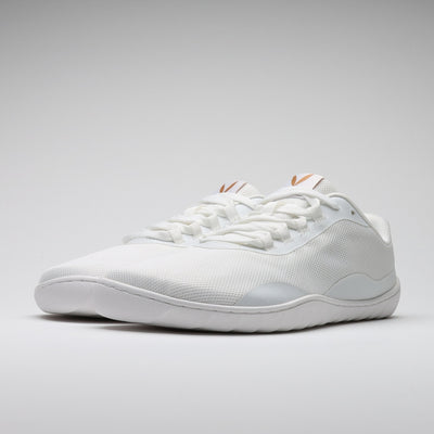 Vaistoa Tahto valkoiset paljasjalkasalikengät – etuviistosta kuvattu kenkäpari, joka tuo esiin kengän leveän varvastilan, minimalistisen muotoilun ja matalan, joustavan pohjan luonnolliseen liikkumiseen.