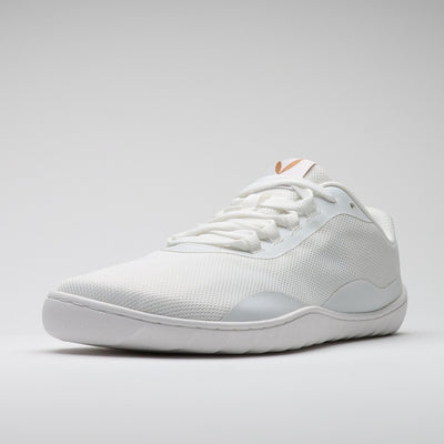 Vaistoa Tahto valkoinen paljasjalkasalikenkä – oikea kenkä kuvattuna etuviistosta, korostaen kengän leveää varvastilaa, kevyttä rakennetta ja joustavaa pohjaa luonnolliseen liikkumiseen.