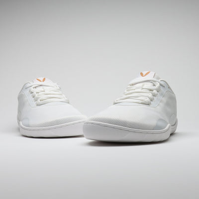 Vaistoa Tahto valkoiset paljasjalkasalikengät kuvattuna edestä, esillä leveä varvastila, minimalistinen muotoilu ja matala profiili.