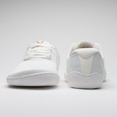 Vaistoa Tahto valkoiset paljasjalkasalikengät kuvattuna edestä ja takaa, esillä kengän leveä varvastila sekä kantapään muotoilu.