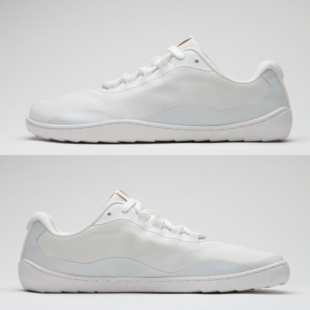 Vaistoa Tahto valkoiset paljasjalkasalikengät kuvattuna molemmilta sivuilta, esillä kengän leveä jalkaterän muoto, tasainen pohja ilman kantakorkoa ja joustava rakenne.