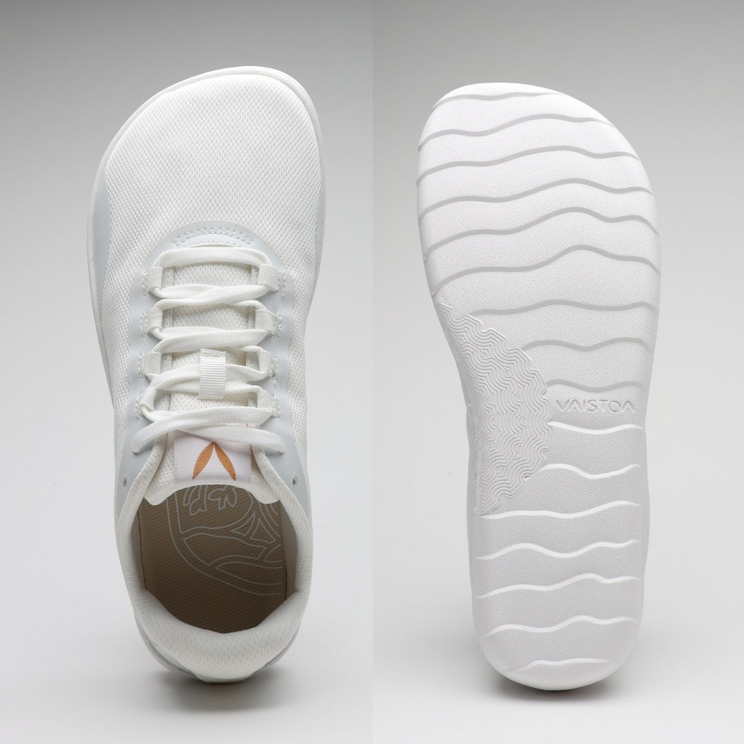 Vaistoa Tahto valkoiset paljasjalkasalikengät ylhäältä ja pohjasta – jalanmuotoinen varvastila ja aaltoileva pohjakuvio parantavat pitoa.