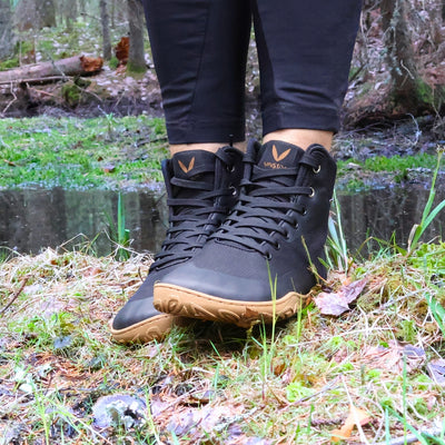 vaistoa tuohi paljasjalkaretkeilykengät musta kayttokuva kevat seisoskelu puron rannalla