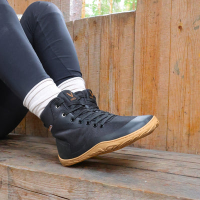 vaistoa tuohi paljasjalkaretkeilykengät musta kayttokuva kevat istuen kodan penkilla