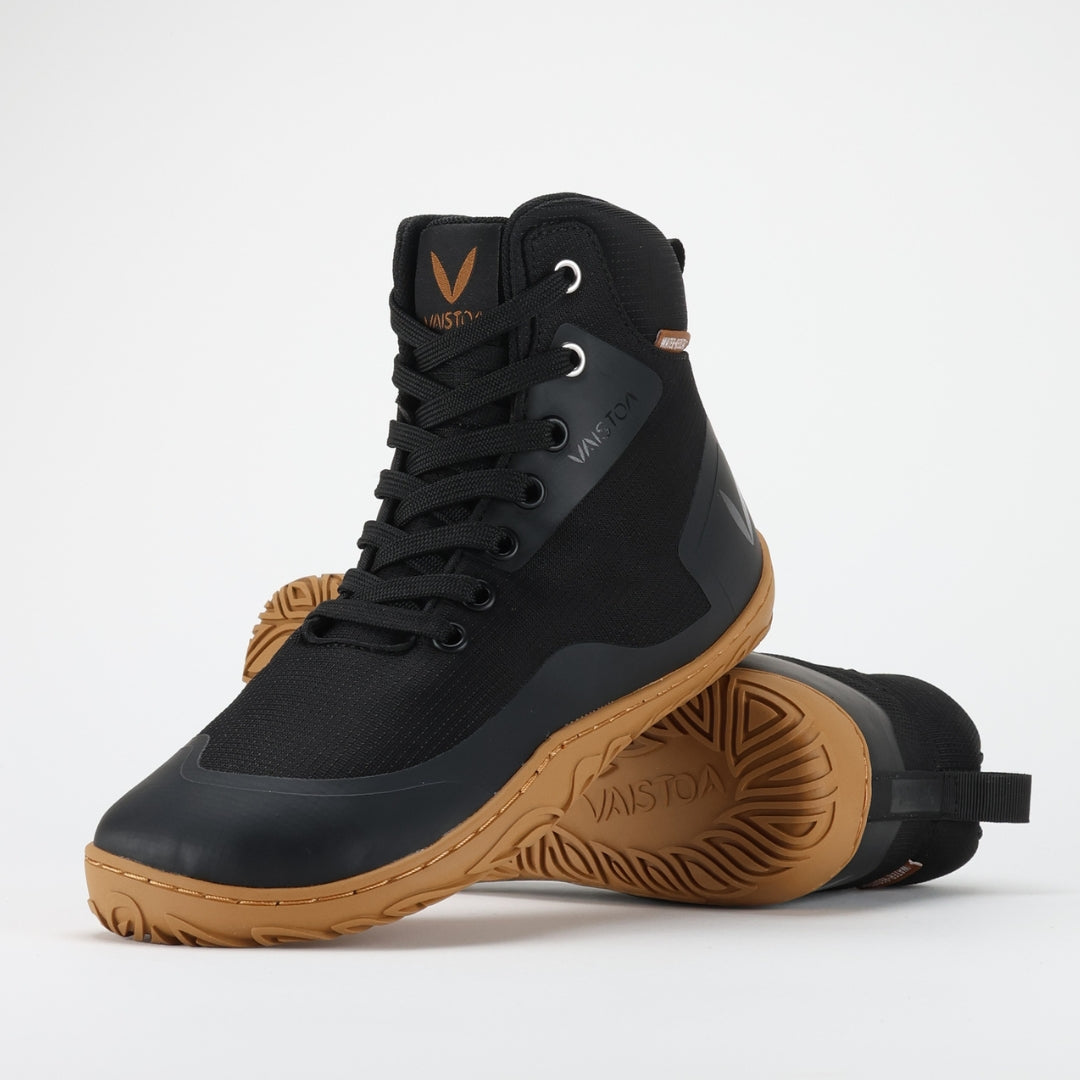 vaistoa tuohi paljasjalkaretkeilykengät mustat asettelu nojaa toisen pohjaan