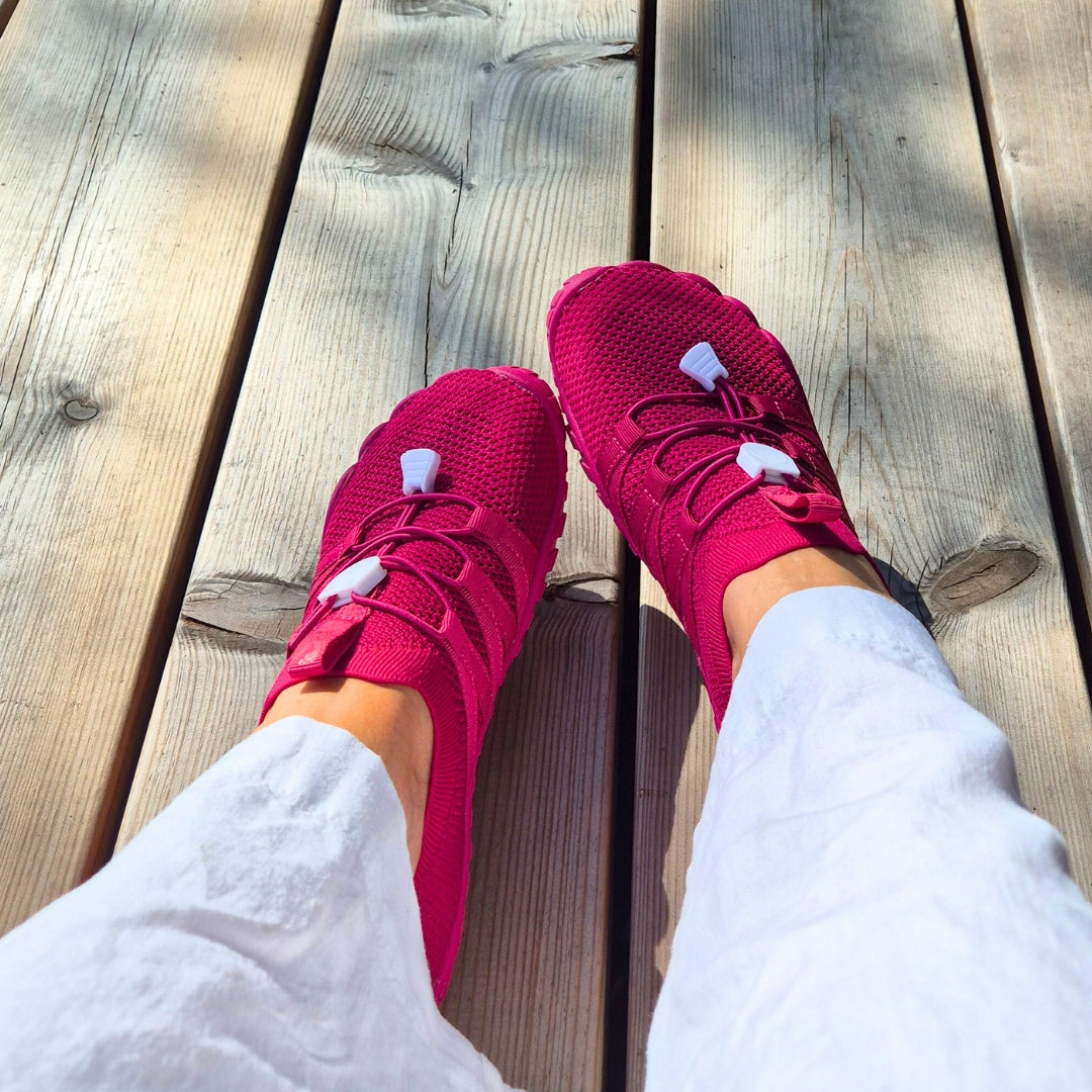 vapauta varpaat paljasjalkakengat raparperi käyttokuva istuen kesä puuterassi valkoiset housut