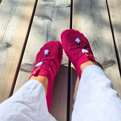 vapauta varpaat paljasjalkakengat raparperi käyttokuva istuen kesä puuterassi valkoiset housut