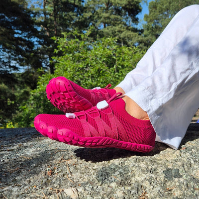 vapauta varpaat paljasjalkakengat raparperi käyttokuva kesä istuen kivellä valkoiset housut