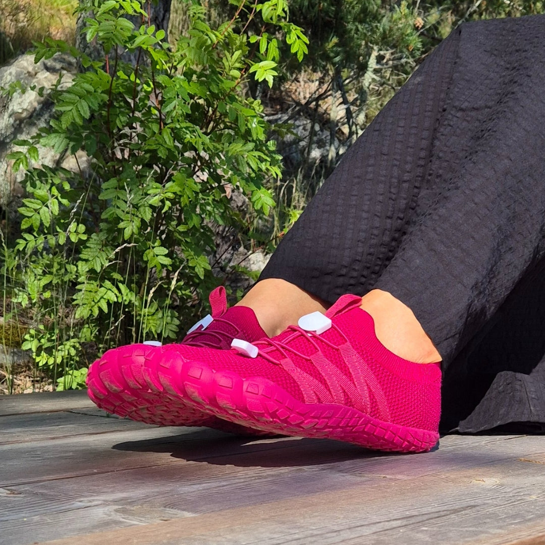 vapauta varpaat paljasjalkakengat raparperi käyttokuva kesä istuen puisella terassilla mustat housut