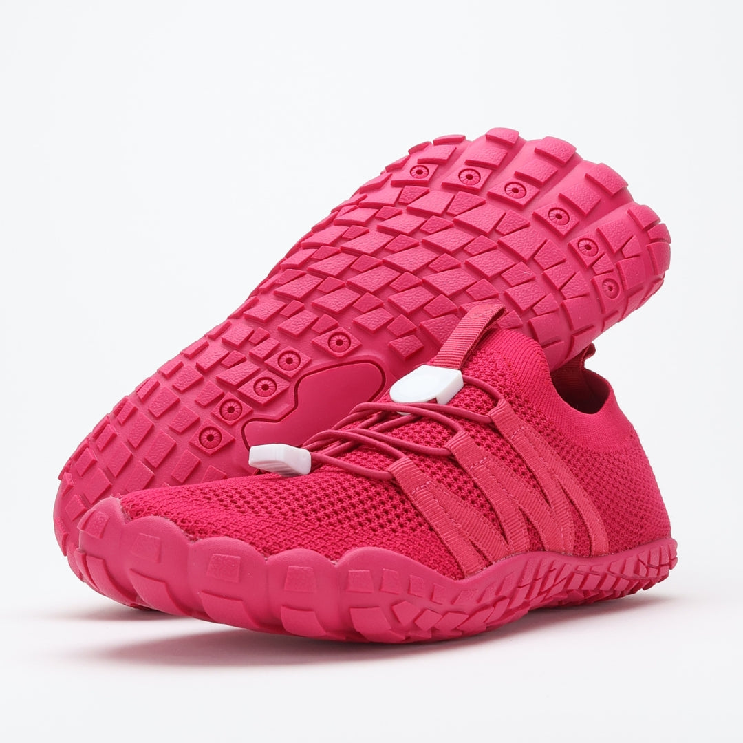 vapauta varpaat paljasjalkakengat raparperi pohja nojaa toiseen kenkään