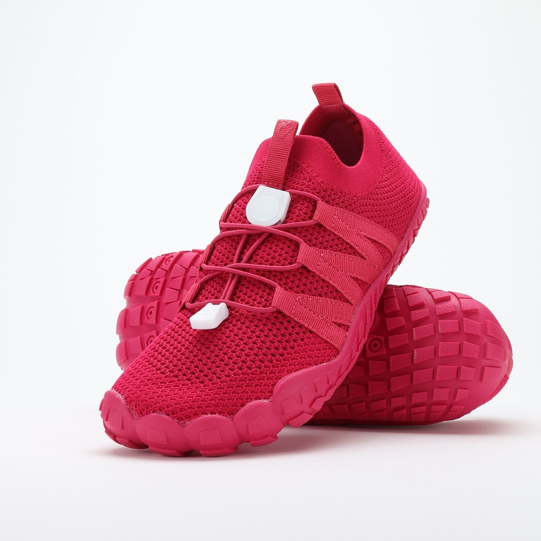 vapauta varpaat paljasjalkakengat raparperi tyylikkäästi aseteltu pohjaa vasten